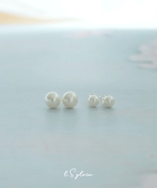 Miss Pearl: high lustre freshwater pearl stud earring